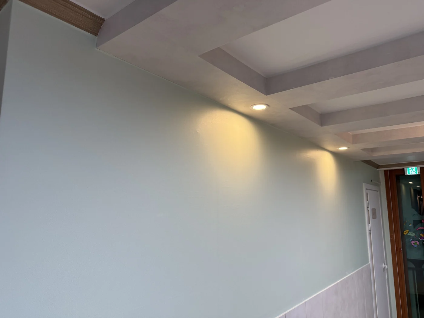 밝고 정돈된 복도